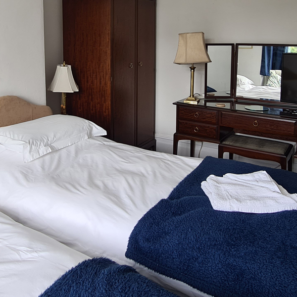 twin hotel bedroom